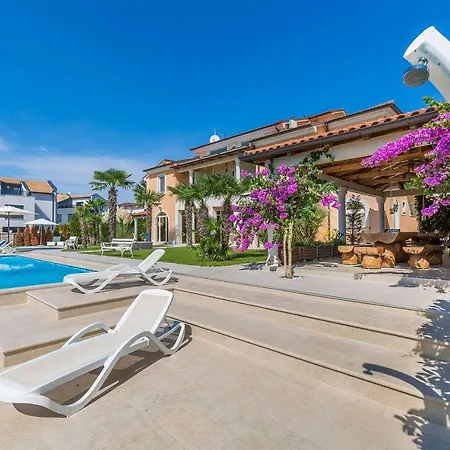 Apartment Moderne Fewo Direkt An Der Adria Mit 2 Pools, Klima, Wlan, Balkon Mit Meerblick Und Schonem Grillbereich Medulin