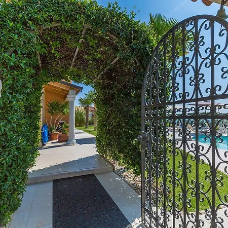 Moderne Fewo Direkt An Der Adria Mit 2 Pools, Klima, Wlan, Balkon Mit Meerblick Und Schonem Grillbereich דירה מדולין