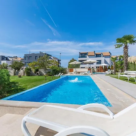 Moderne Fewo Direkt An Der Adria Mit 2 Pools, Klima, Wlan, Balkon Mit Meerblick Und Schonem Grillbereich מדולין