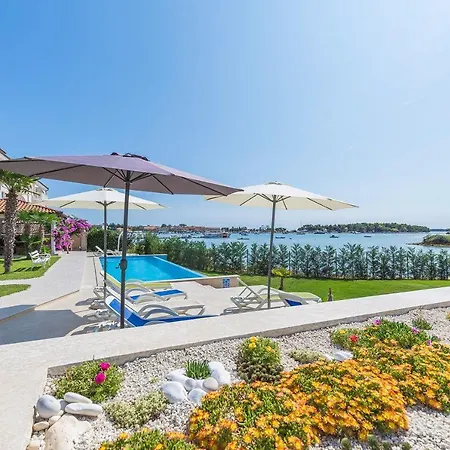 Moderne Fewo Direkt An Der Adria Mit 2 Pools, Klima, Wlan, Balkon Mit Meerblick Und Schonem Grillbereich מדולין