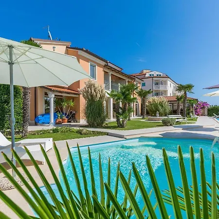 Moderne Fewo Direkt An Der Adria Mit 2 Pools, Klima, Wlan, Balkon Mit Meerblick Und Schonem Grillbereich Medulin
