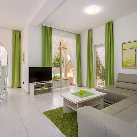 Moderne Fewo Direkt An Der Adria Mit 2 Pools, Klima, Wlan, Balkon Mit Meerblick Und Schonem Grillbereich דירה מדולין