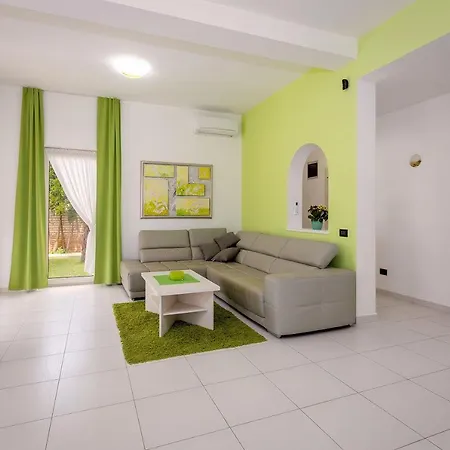 Moderne Fewo Direkt An Der Adria Mit 2 Pools, Klima, Wlan, Balkon Mit Meerblick Und Schonem Grillbereich דירה *