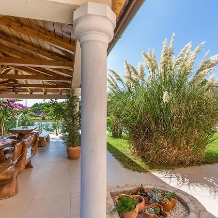 Moderne Fewo Direkt An Der Adria Mit 2 Pools, Klima, Wlan, Balkon Mit Meerblick Und Schonem Grillbereich