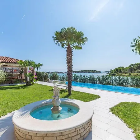 Apartment Moderne Fewo Direkt An Der Adria Mit 2 Pools, Klima, Wlan, Balkon Mit Meerblick Und Schonem Grillbereich