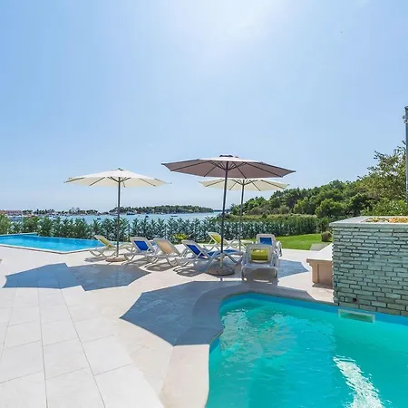 Apartment Moderne Fewo Direkt An Der Adria Mit 2 Pools, Klima, Wlan, Balkon Mit Meerblick Und Schonem Grillbereich *