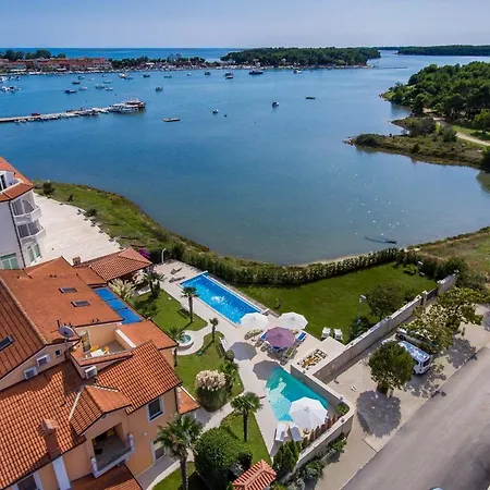 Moderne Fewo Direkt An Der Adria Mit 2 Pools, Klima, Wlan, Balkon Mit Meerblick Und Schonem Grillbereich מדולין