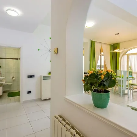 Moderne Fewo Direkt An Der Adria Mit 2 Pools, Klima, Wlan, Balkon Mit Meerblick Und Schonem Grillbereich *