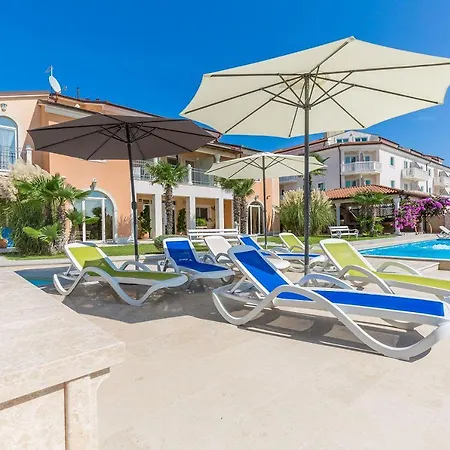 Moderne Fewo Direkt An Der Adria Mit 2 Pools, Klima, Wlan, Balkon Mit Meerblick Und Schonem Grillbereich Apartment Medulin