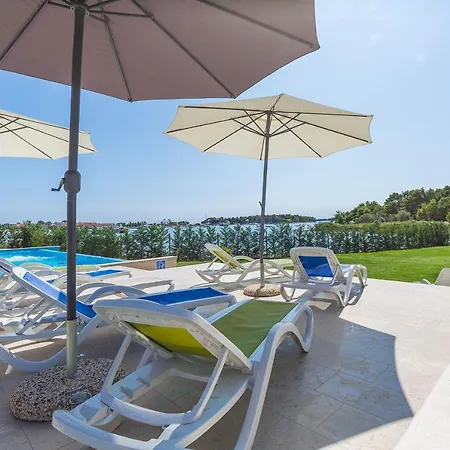 Moderne Fewo Direkt An Der Adria Mit 2 Pools, Klima, Wlan, Balkon Mit Meerblick Und Schonem Grillbereich Medulin