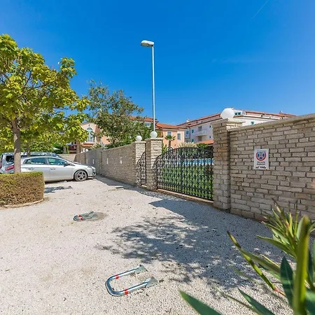 Moderne Fewo Direkt An Der Adria Mit 2 Pools, Klima, Wlan, Balkon Mit Meerblick Und Schonem Grillbereich דירה