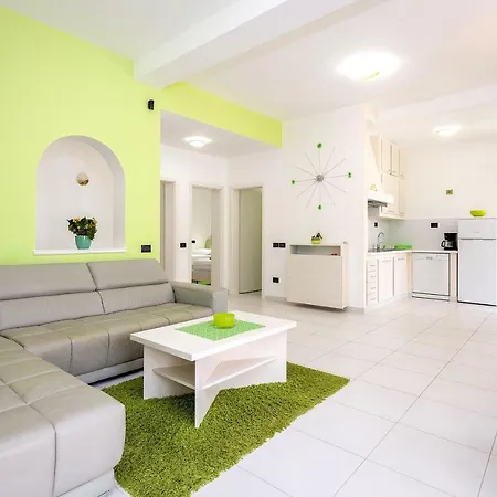 Moderne Fewo Direkt An Der Adria Mit 2 Pools, Klima, Wlan, Balkon Mit Meerblick Und Schonem Grillbereich Μεντουλίν