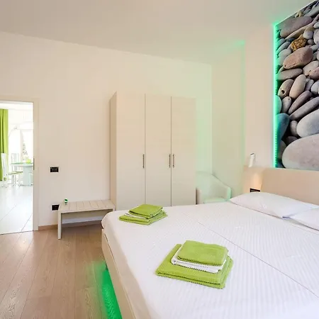 Moderne Fewo Direkt An Der Adria Mit 2 Pools, Klima, Wlan, Balkon Mit Meerblick Und Schonem Grillbereich Διαμέρισμα Μεντουλίν